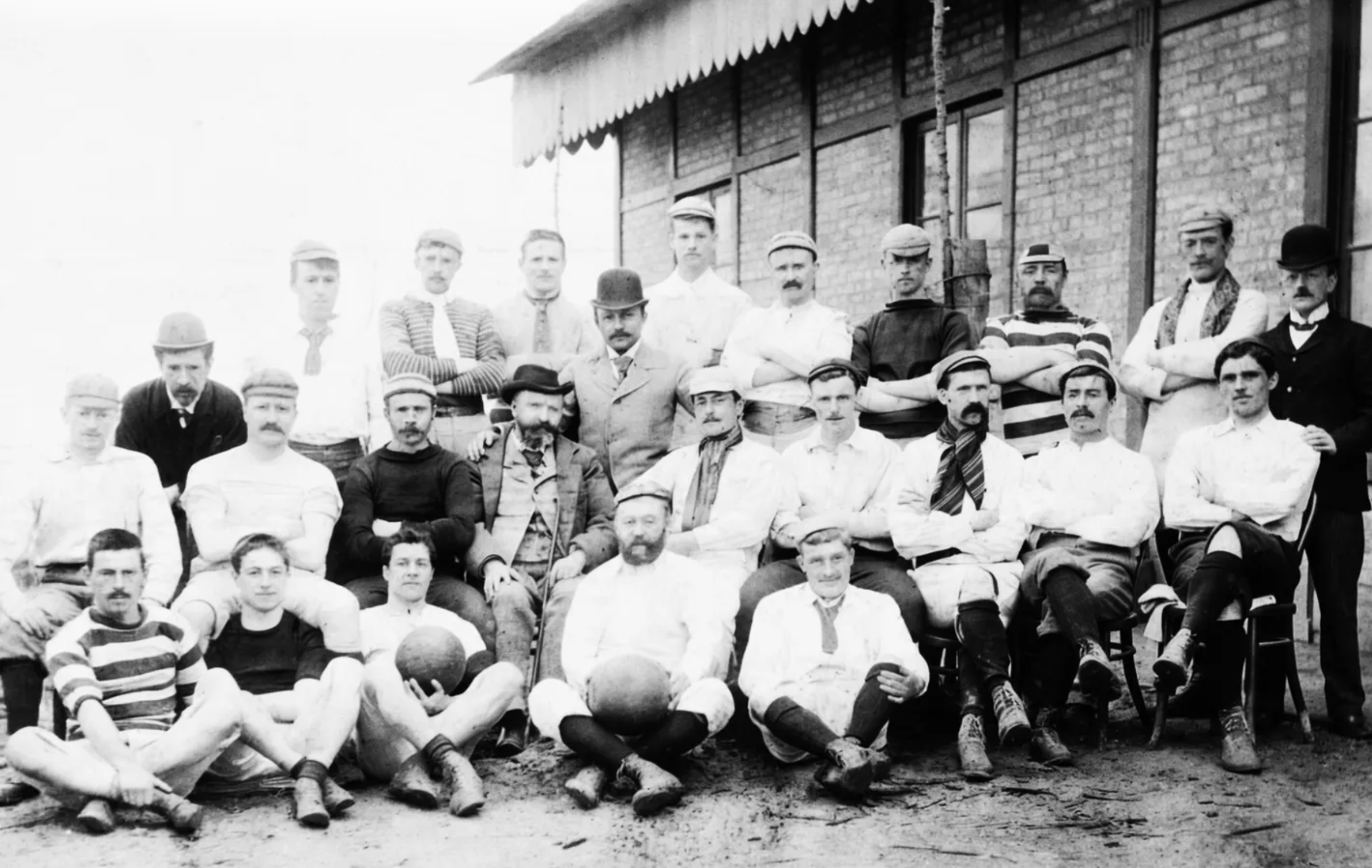 Primera foto de futbol a Espanya presa a Huelva, a principis de la dècada de 1890, pel fotògraf malagueny Baldomero Santamaría Moyano, on apareixen junts jugadors del Sevilla FC, del Huelva Recreation Club i del Riotinto English Club