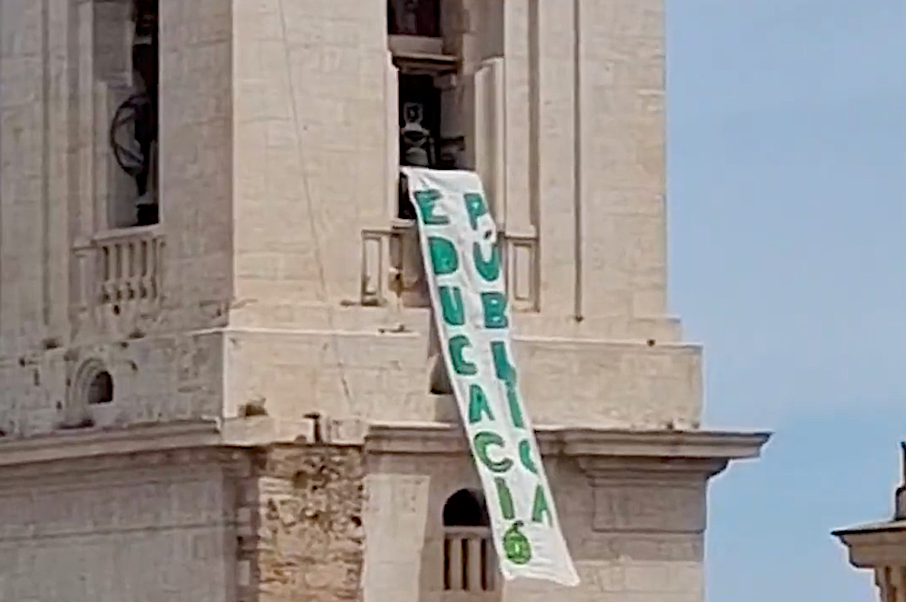 Despengen una pancarta en suport de l'educació pública al campanar de la Seu de Xàtiva