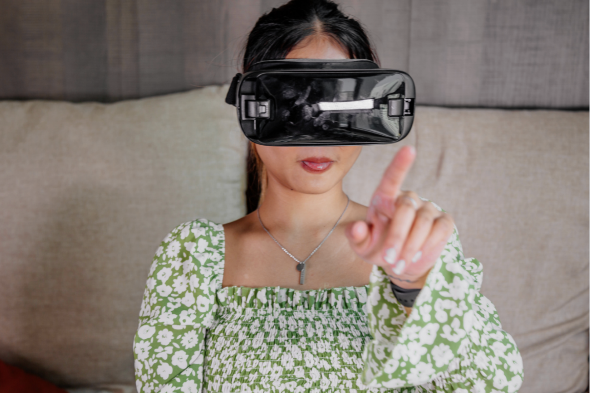 Dona amb ulleres de realitat virtual