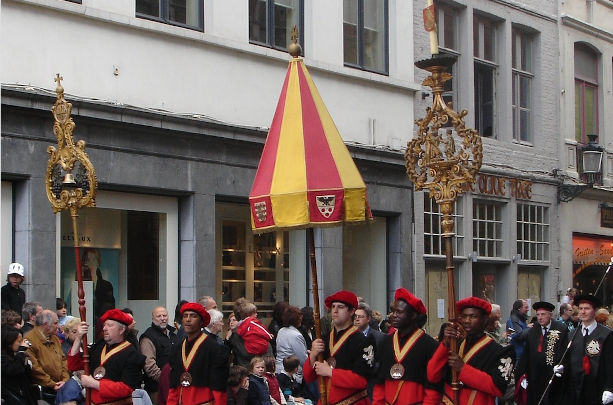 Processó de la Preciosíssima Sang de Jesucrist a Bruges, en el centre el conopeu | Wikimedia Commons