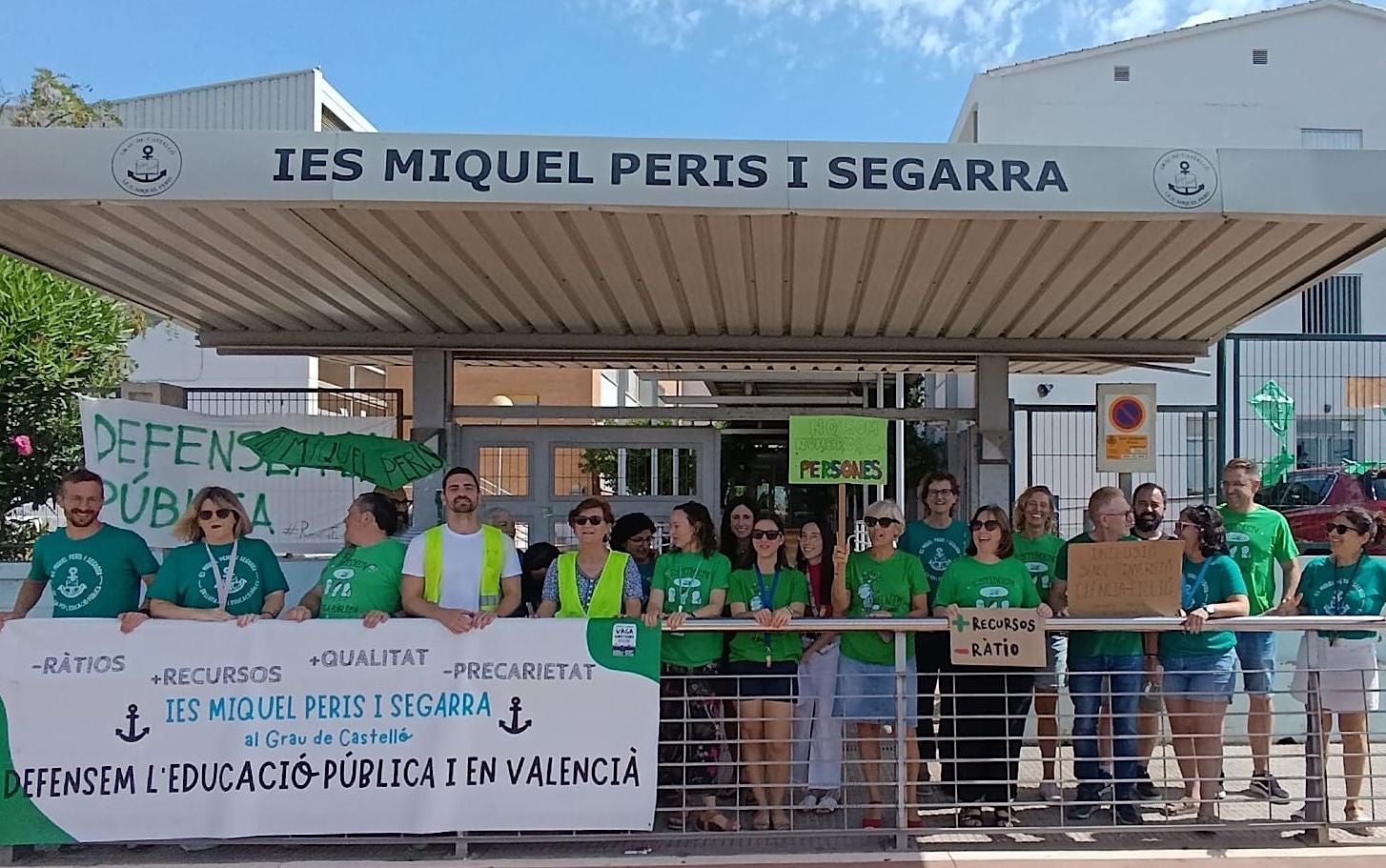 Concentració de docents de l'IES Miquel Peris, al Grau de Castelló de la Plana, el 18 de juny del 2026 
