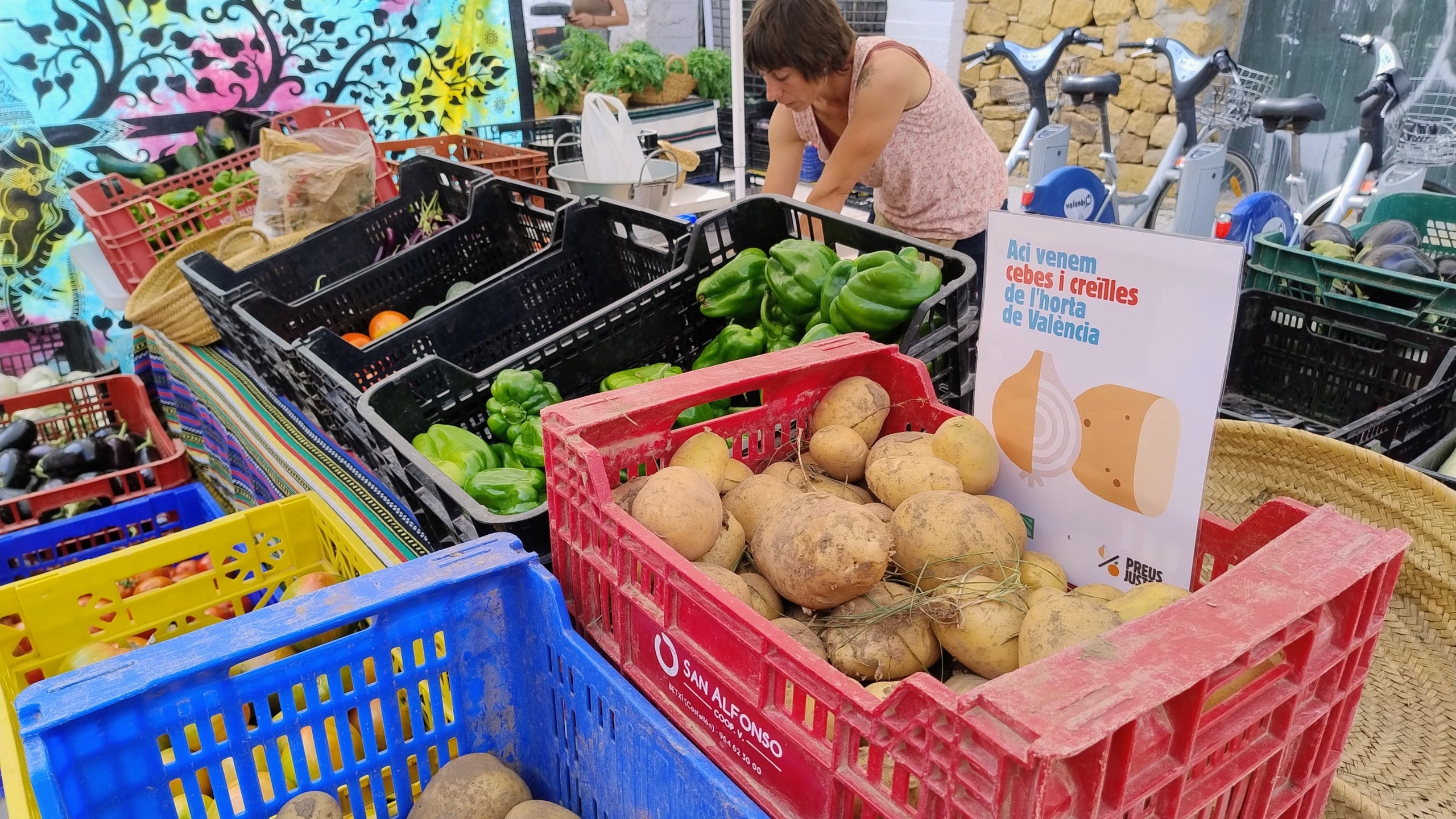 Una parada, en un mercat de l'horta, on anuncia la venda de ceba i creïlla valencianes