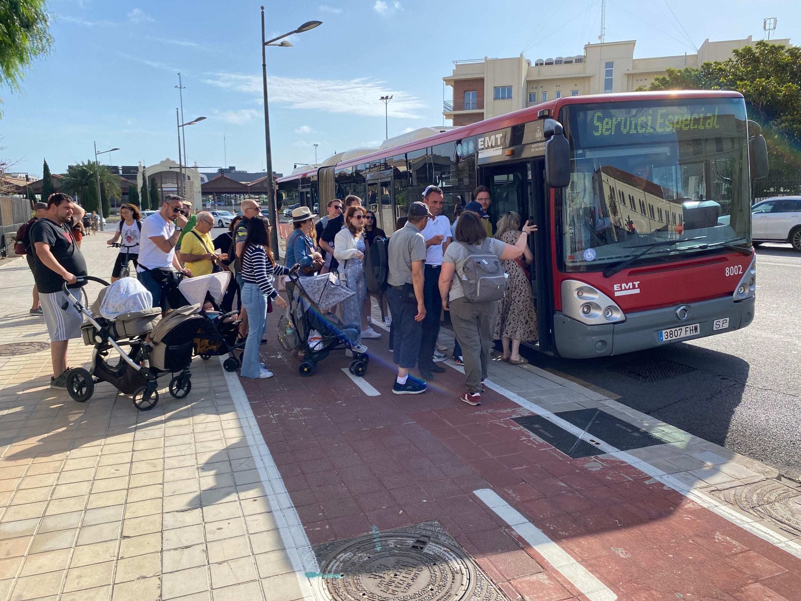 Turistes acabats de desembarcar a València pugen al 'servici especial' d'autobusos