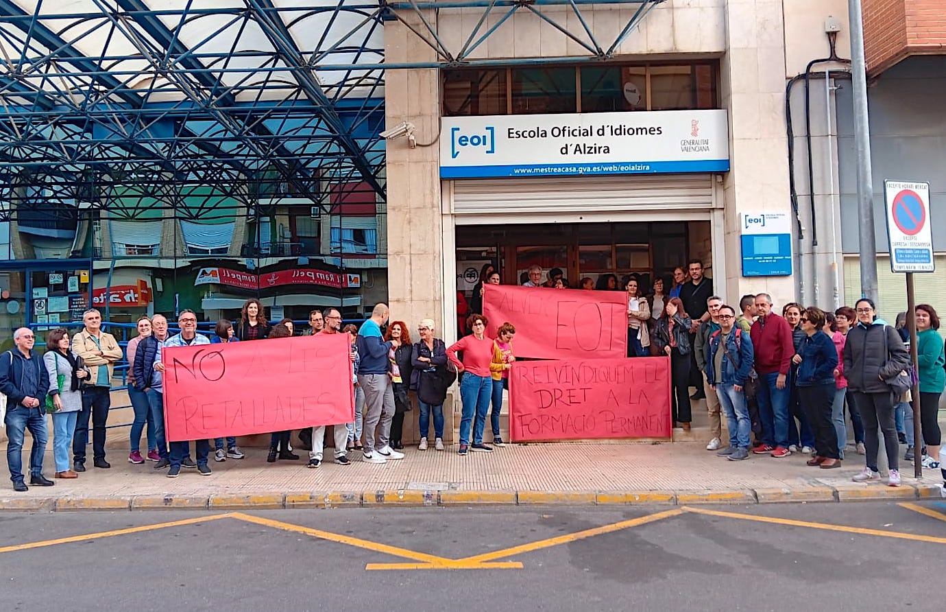 Protesta davant la EOI d'Alzira per les retallades de la Conselleria d'Educació, el 2024 | STEPV