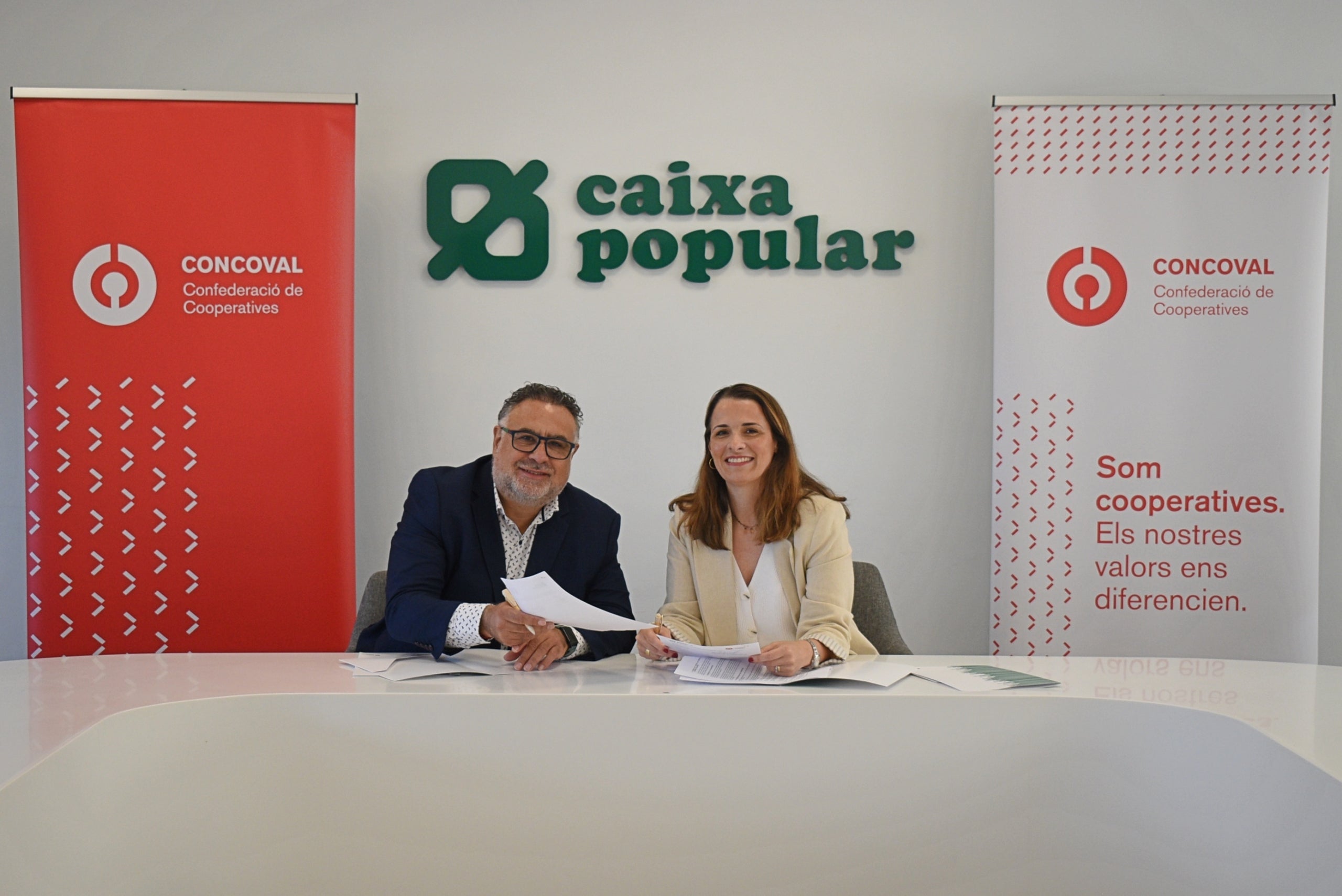El president de CONCOVAL, Emilio Sampedro, i la directora general de Caixa Popular, Alicia Soler, signen el conveni.
