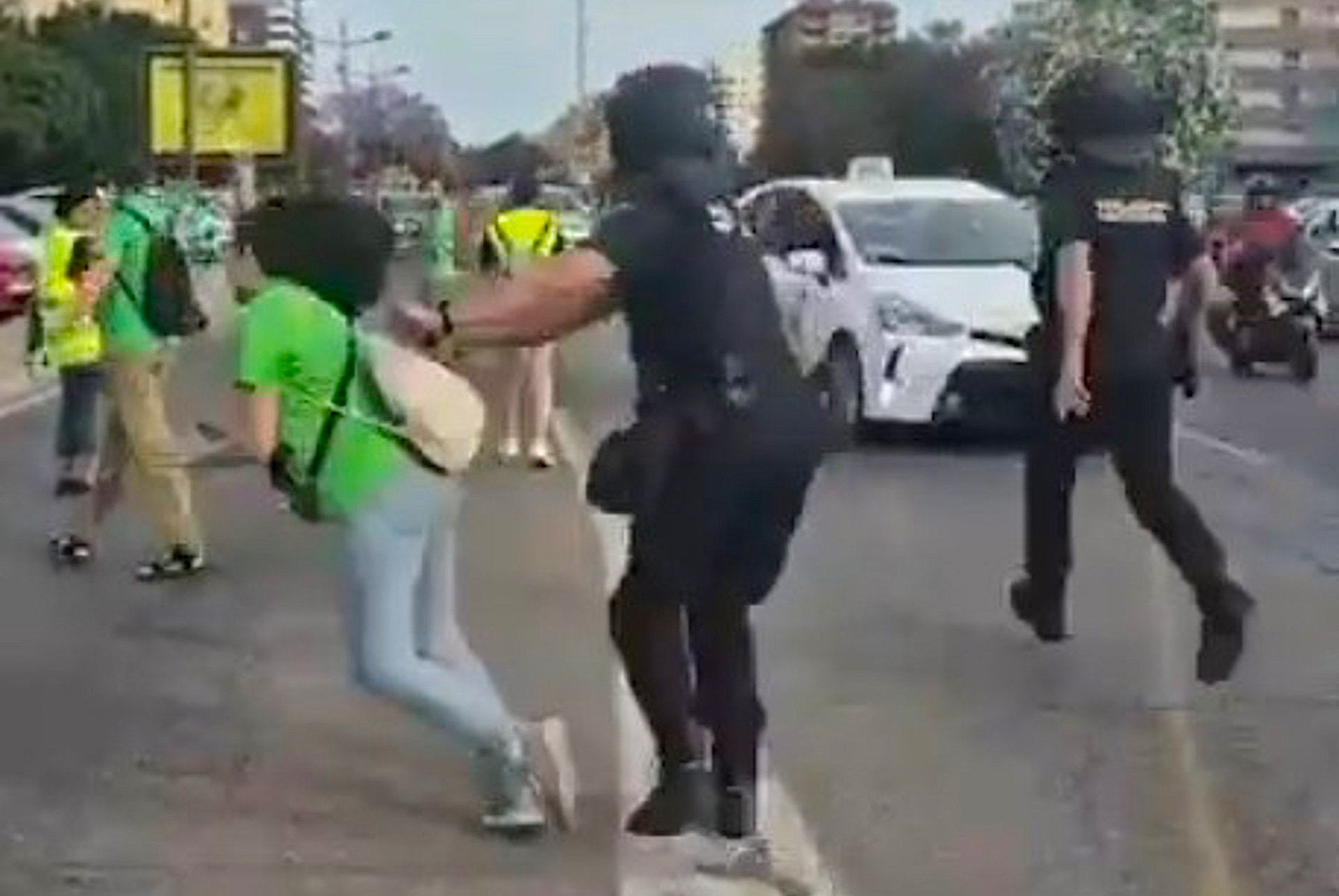 Moment en què un policia agredeix una mestra sense cap provocació prèvia