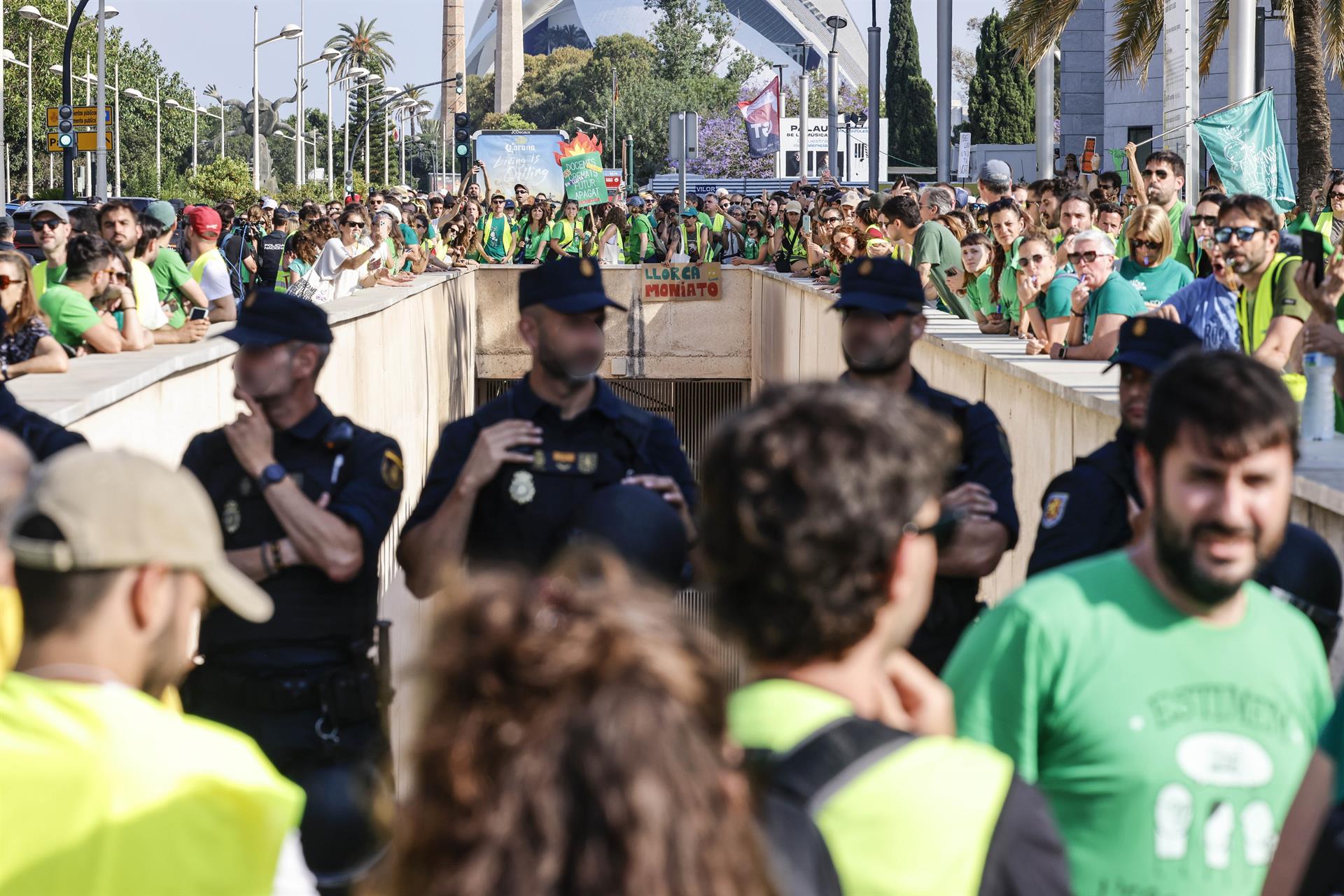 Desenes de persones durant una concentració del professorat valencià, enfront del Palau de la Música de València, 1 de juny del 2026 | Rober Solsona | EP
