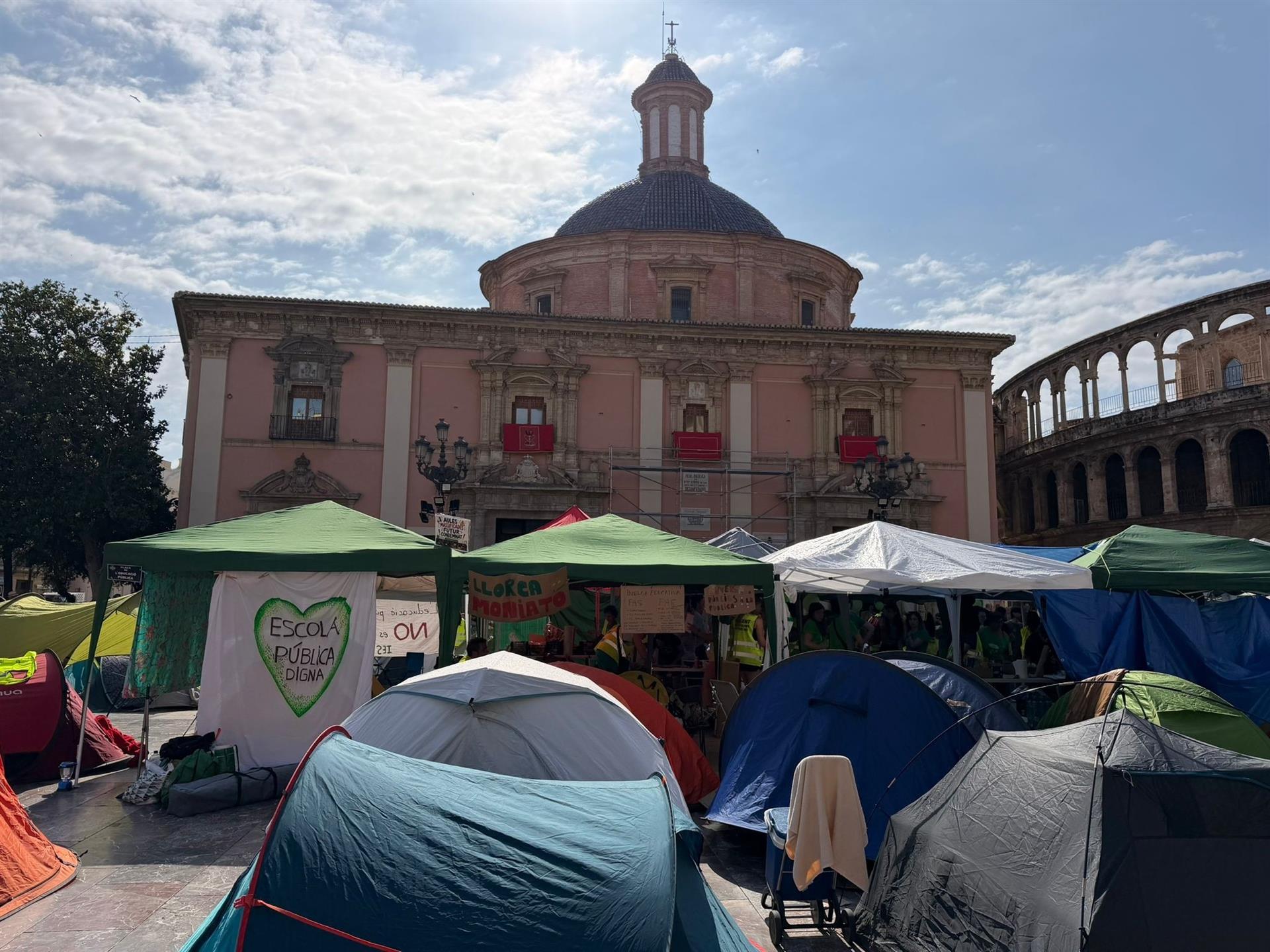 Acampada de docents a la plaça de la Mare de Déu de València | EP