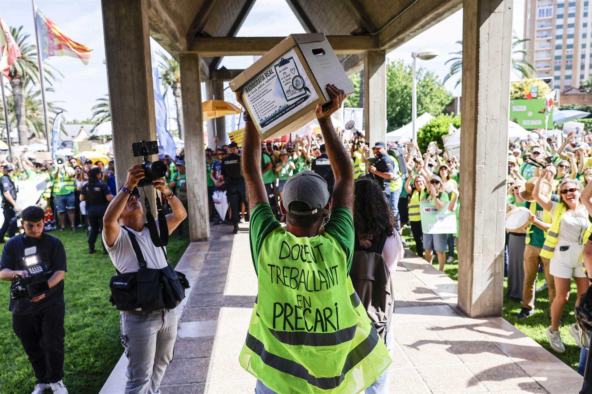 Protesta a les portes de la Conselleria d'Educació | Rober Solsona | EP