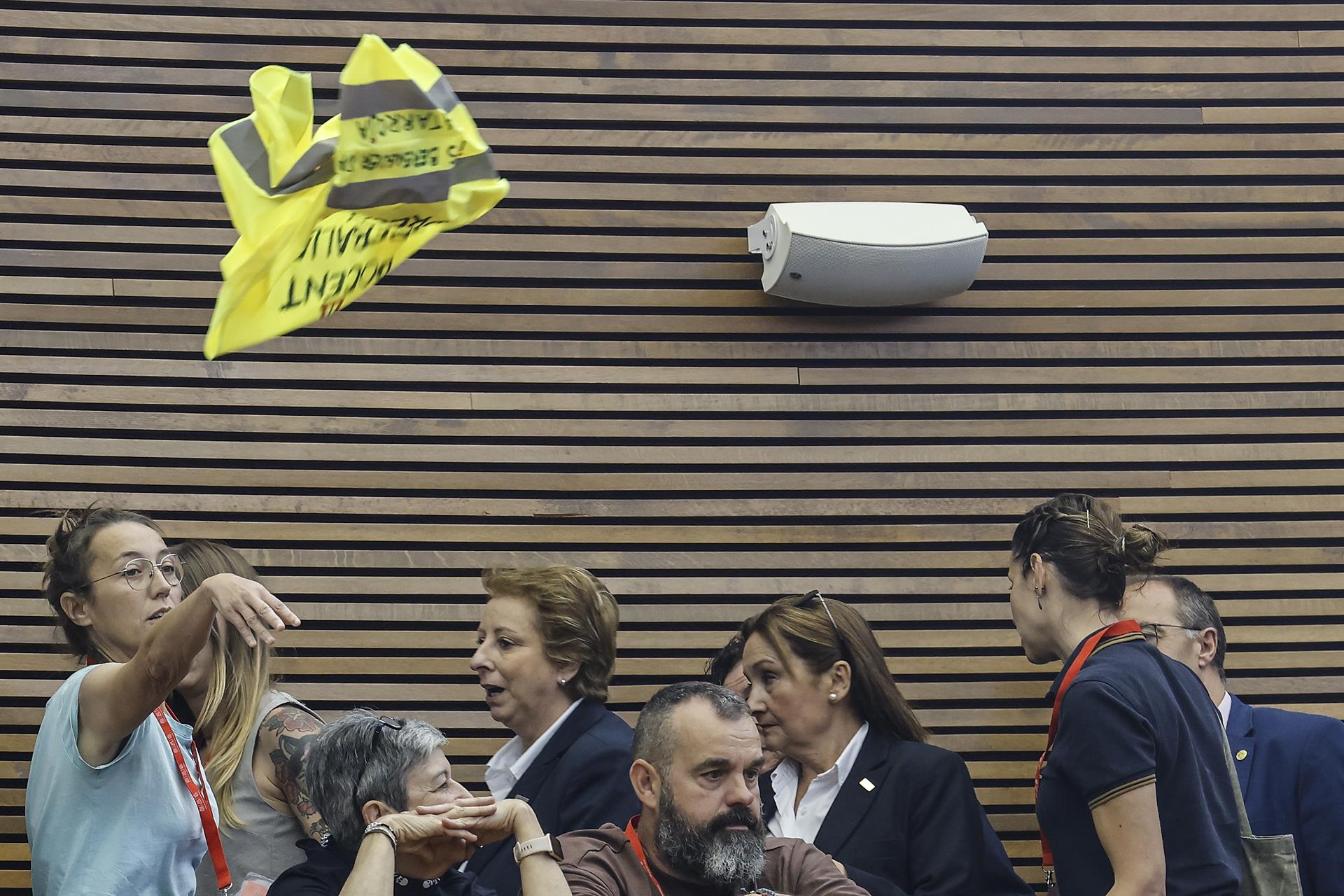 Docents manifestant-se durant la sessió de control a Les Corts |Rober Solsona | EP