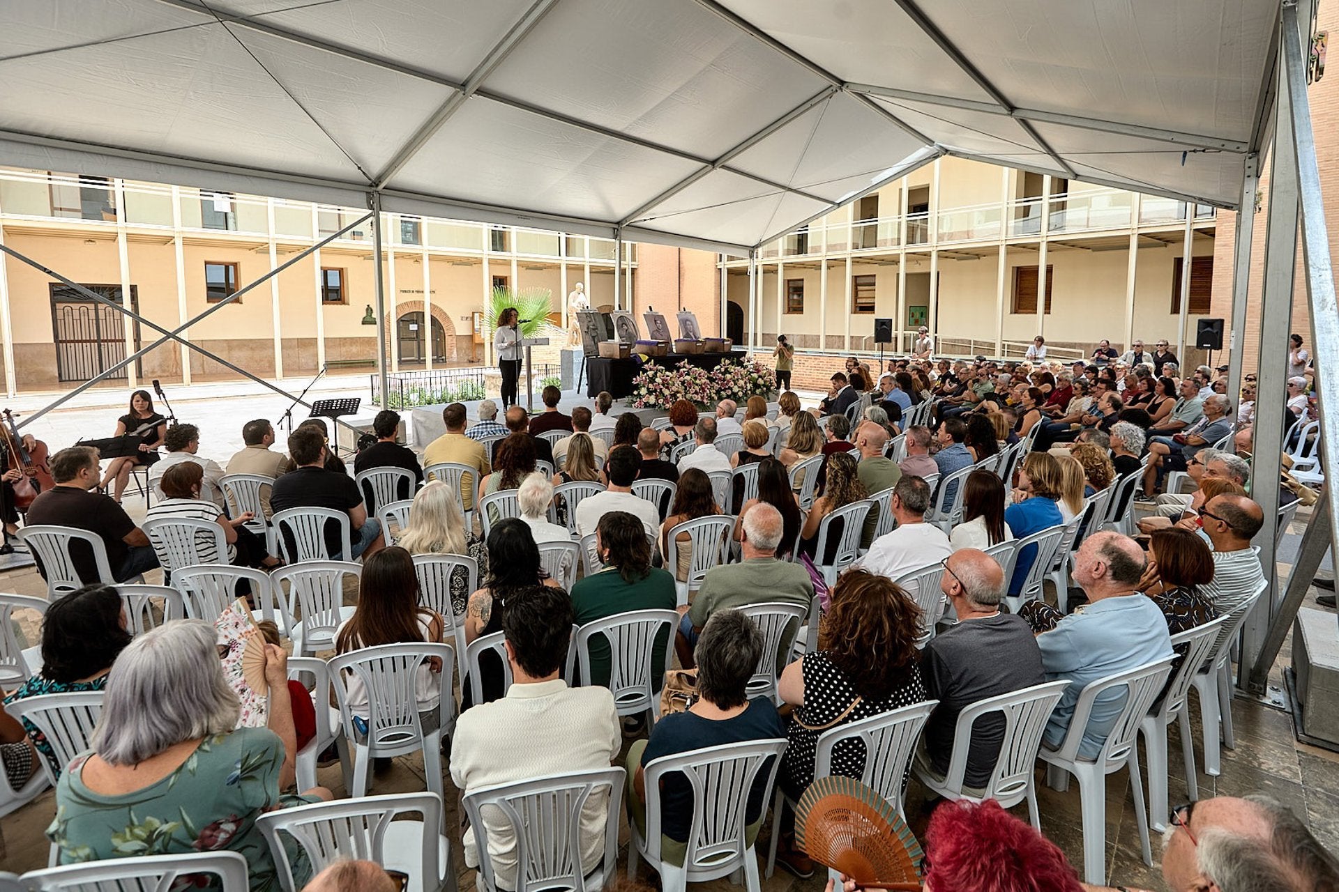 Gandia lliura a les famílies les restes de quatre víctimes del franquisme en una cerimònia civil celebrada el 13 de juny del 2026 | EP