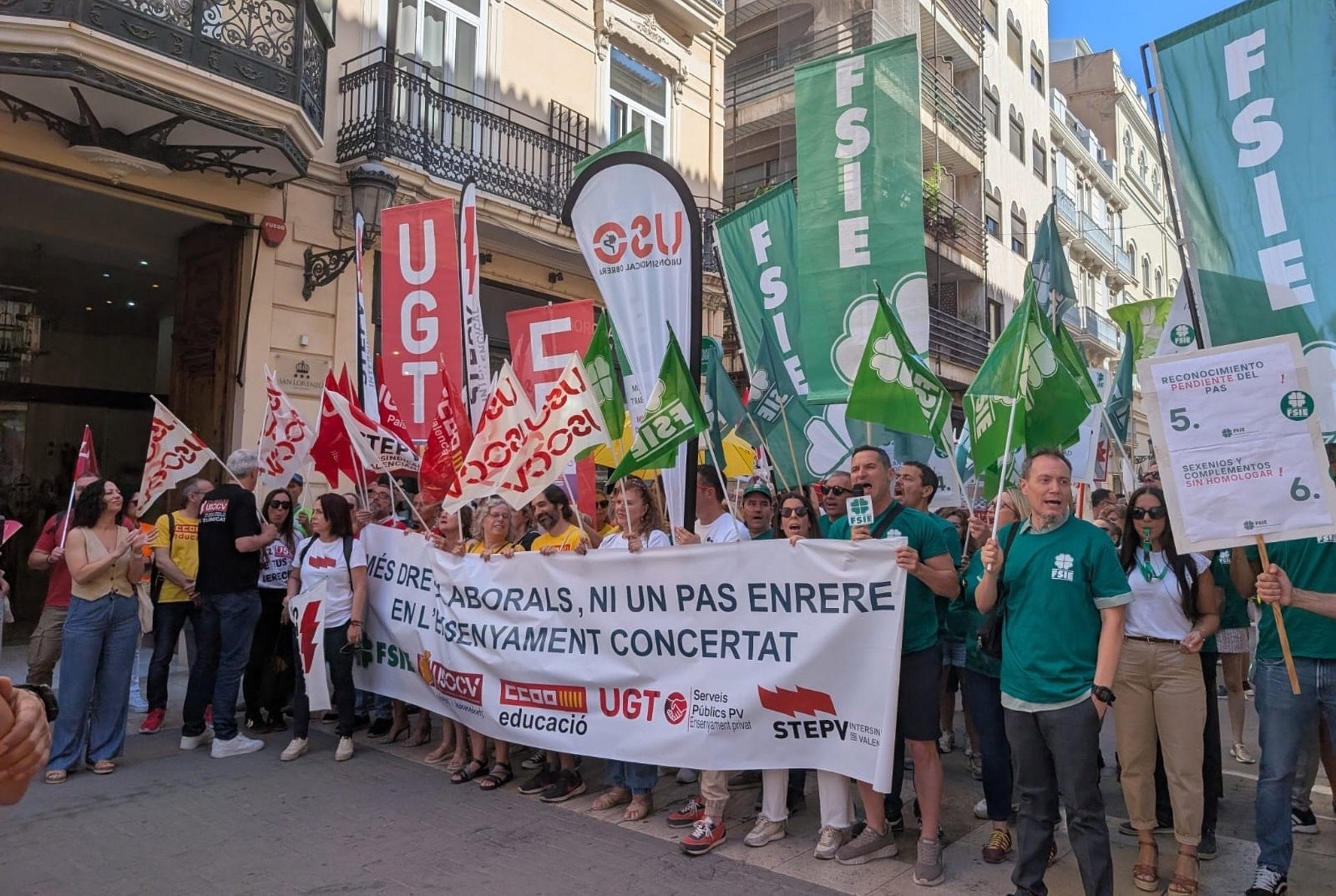 Protesta de docents de l'educació concertada davant de Les Corts | EP