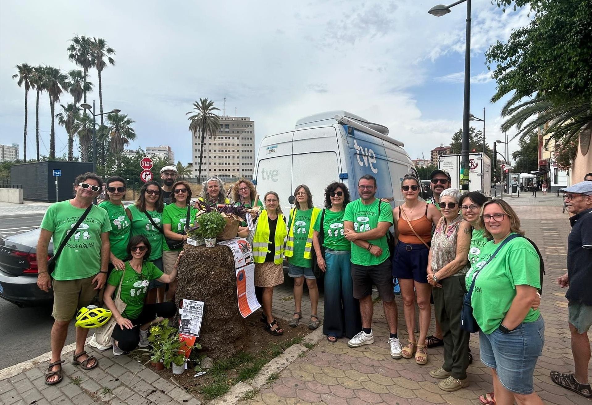 Representants del professorat de Formació Professional (FP) duen a terme una acció de protesta enfront de la Conselleria d'Educació, el 18 de juny del 2026 | EP