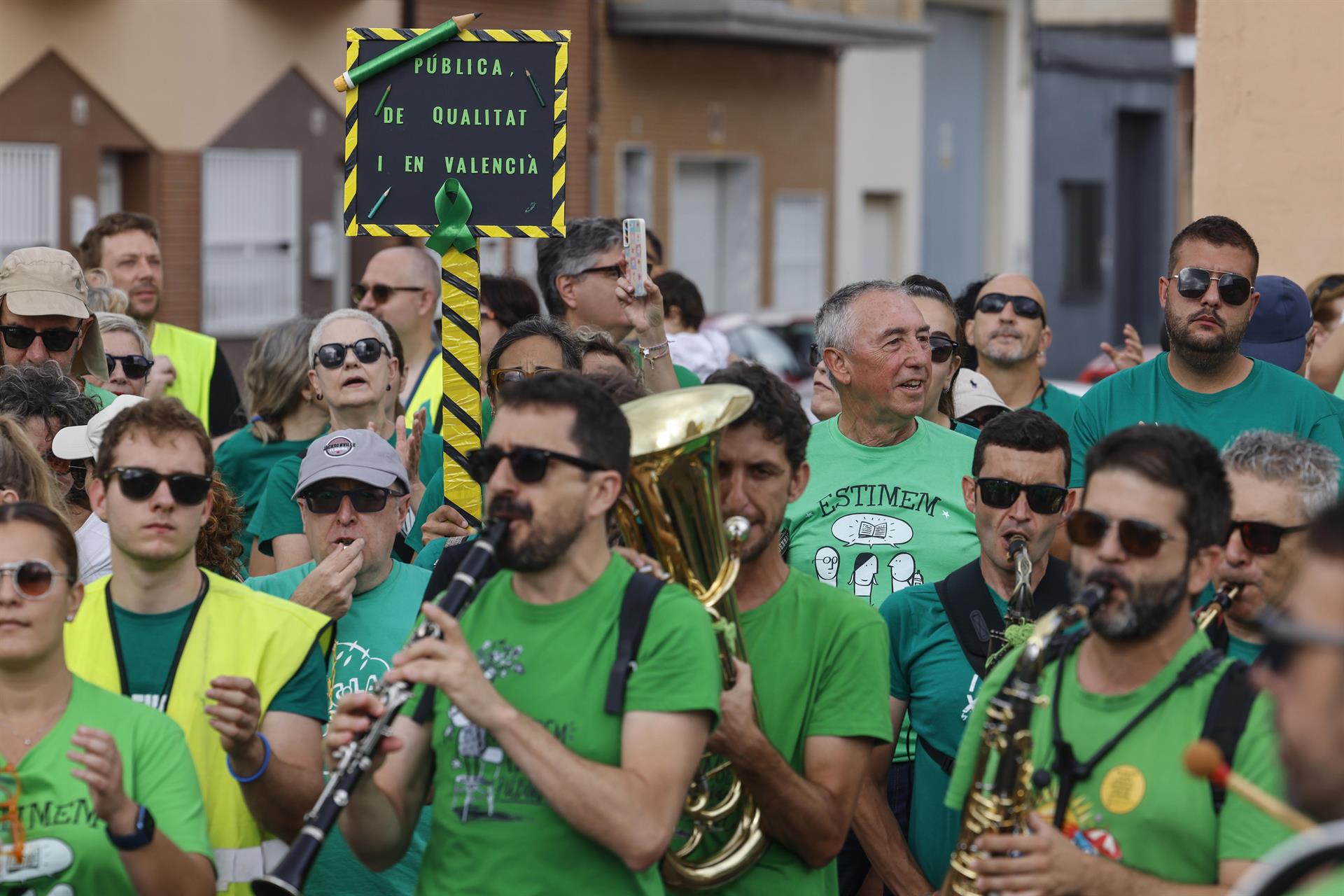 Docents es manifesten a Sueca  durant la reunió de la Junta Directiva del PP de la província de València | Rober Solsona | EP