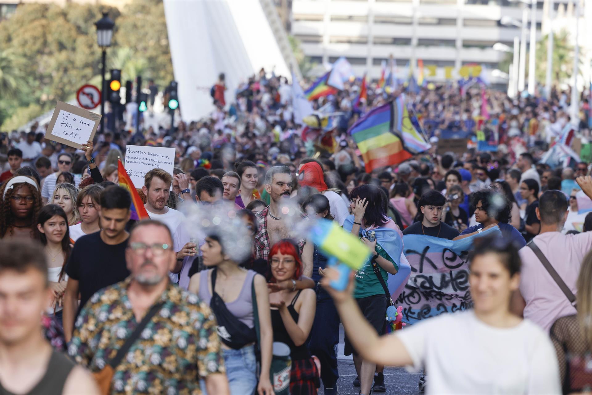La manifestació de l'Orgull LGTBIAQ+ ompli el centre de València | Rober Solsona | EP