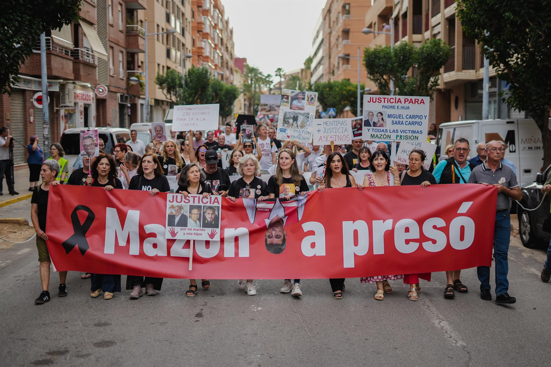 Una nova manifestació a Paiporta torna a exigir  l'acta de diputat a Carlos Mazón per la seua gestió de la dana del 29O | Jorge Gil | EP