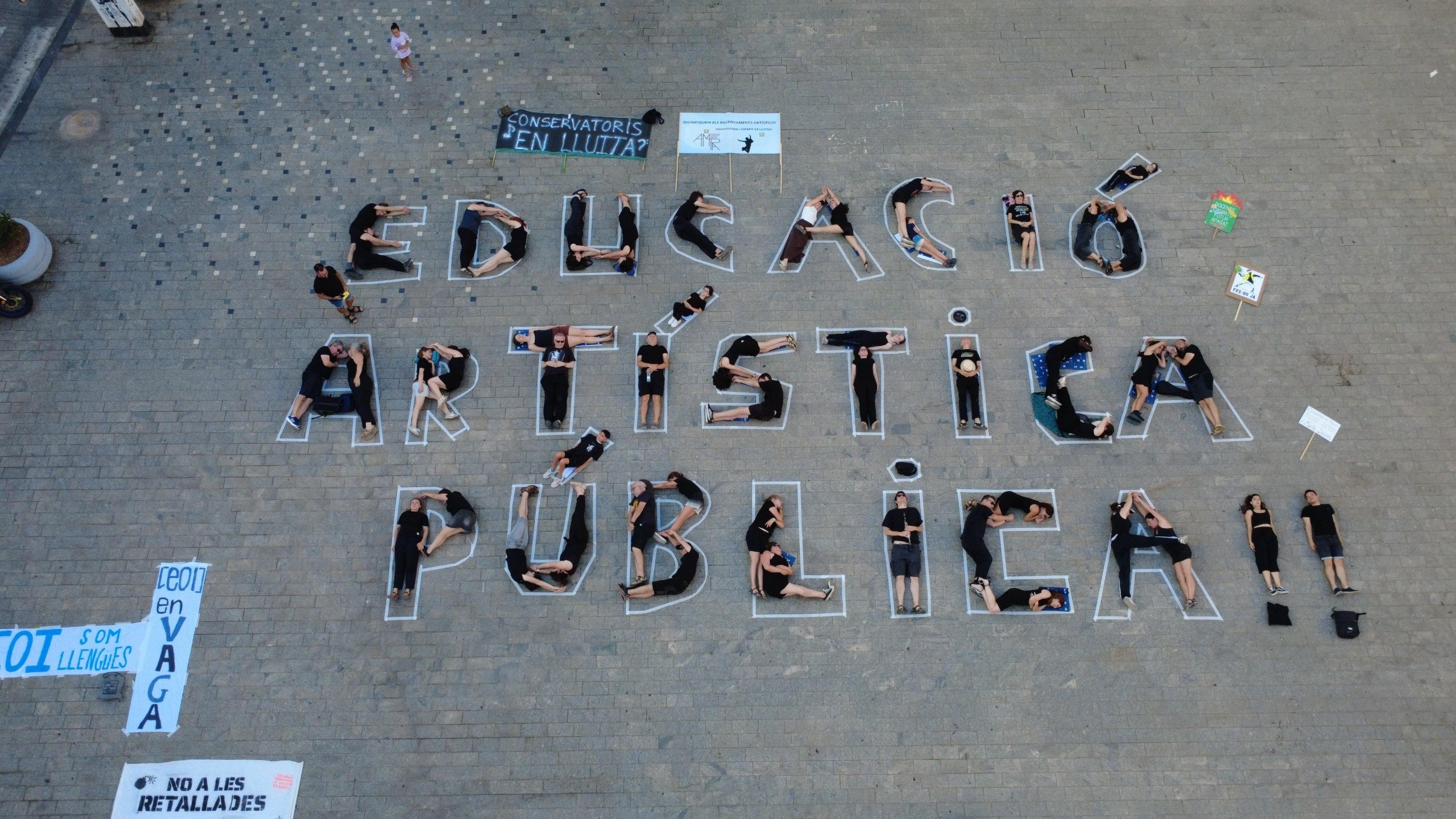 Acció de protesta en contra de les retallades als conservatoris professionals, aquest dijous.