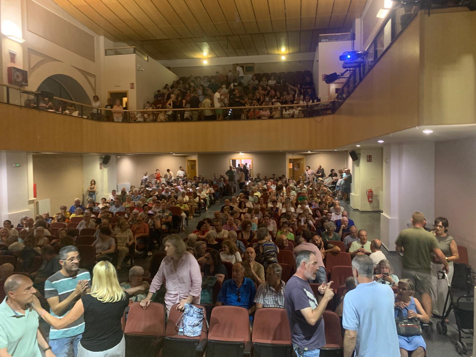 Aspecte de l'Auditori d'Aiora, dilluns durant l'assemblea de la Plataforma contra el Macroabocador