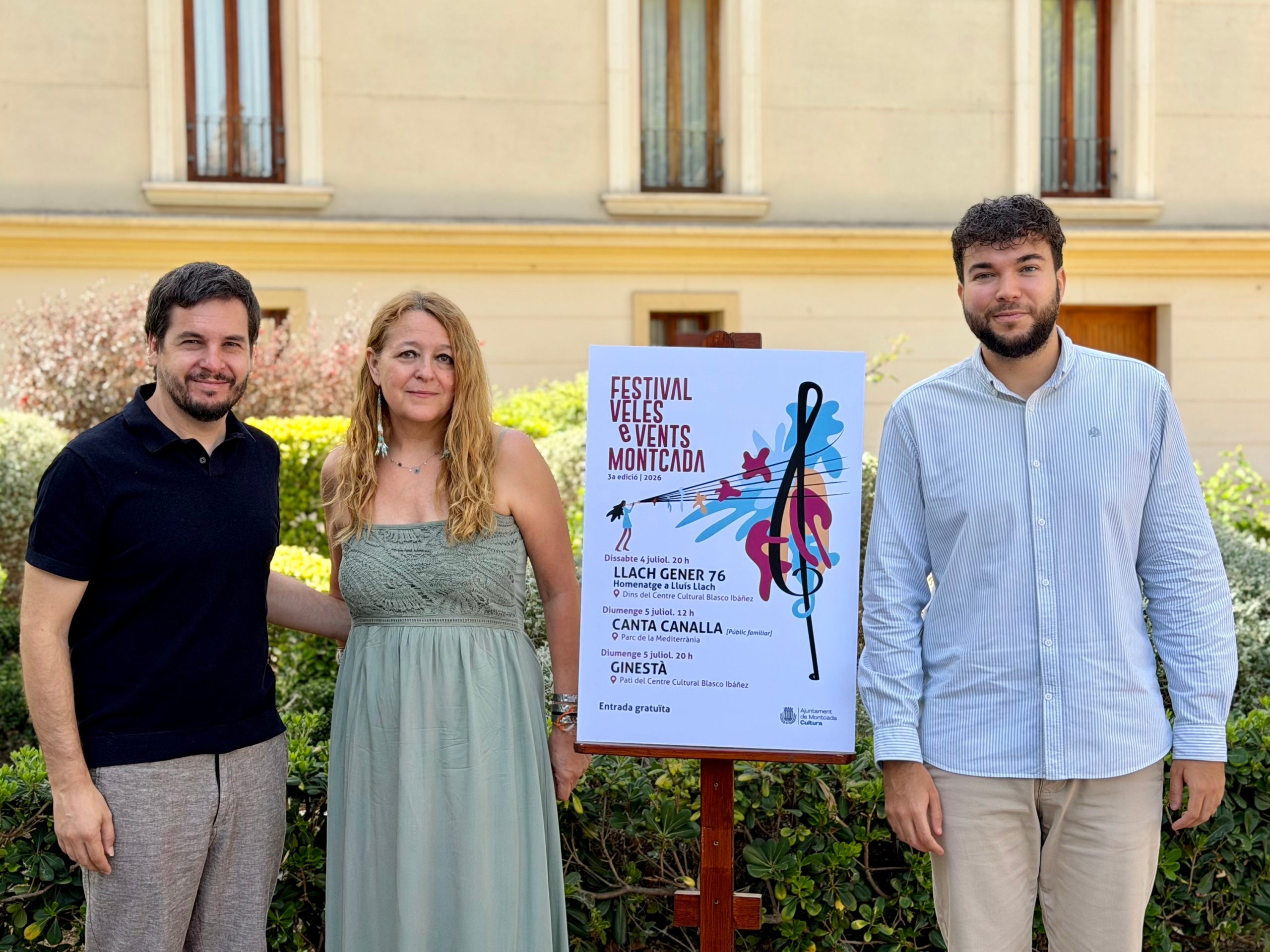 El cantautor Pau Alabajos, la regidora de Cultura de Montcada, Anna Gascó, i l'alcalde, Álvaro Gonzalvo, presenten el festival Veles e Vents 2026