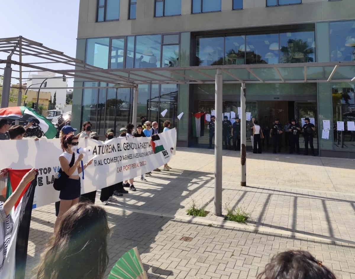 Els activistes han desplegat una pancarta davant les oficines de MSC