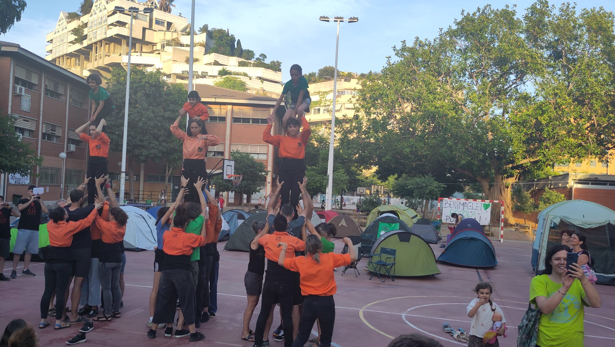 La Jove Muixeranga de València s'ha unit a l'acció en defensa de l'escola pública