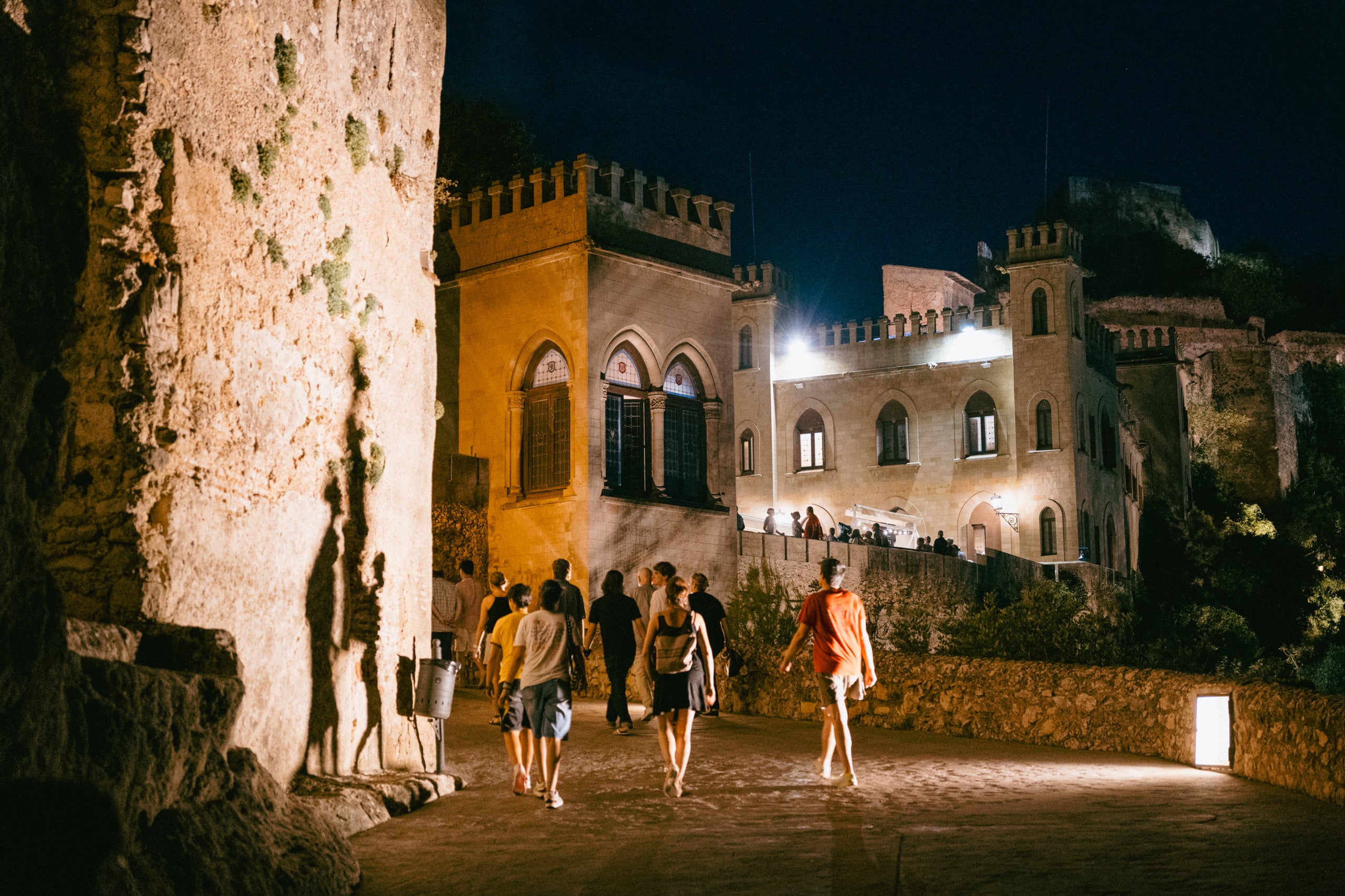 Els espectadors accedeixen al recinte xativí, durant una de les actuacions de Nits al Castell de 2023 | Tono Burguete | Pro21 