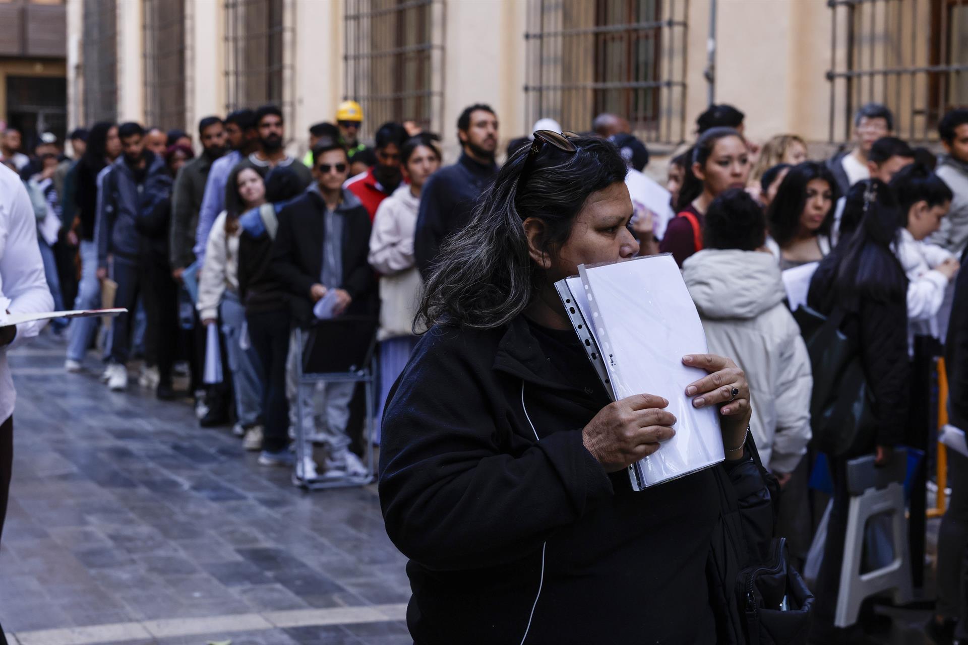 Diverses persones fan cua en les oficines del padró de l'Ajuntament de València, a 20 d'abril de 2026. Foto: Rober Solsona/EP