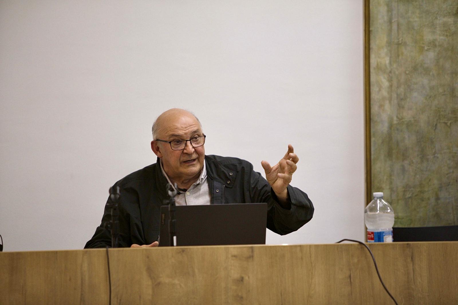 Tobies Grimaltos, en una imatge d'arxiu d'un acte de l'Ateneu Filosòfic de Xàtiva.