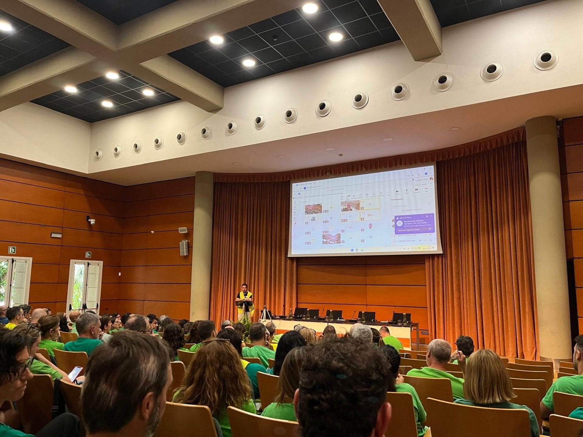 Equips directius de centres educatius de tot el País Valencià s'han reunit hui a València