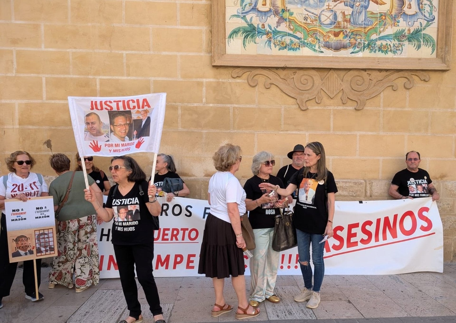 Víctimes de la dana s'han concentrat davant de les Corts per protestar per l'aprovació del dictament de la Comissió d'investigació