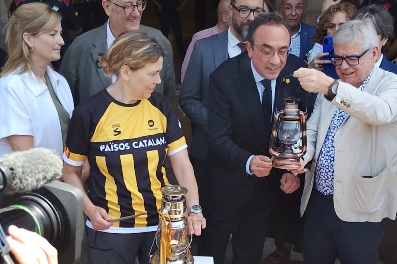 Josep Maria Bullón, d'ACPV, rep la Flama del Canigó a Barcelona | ACPV