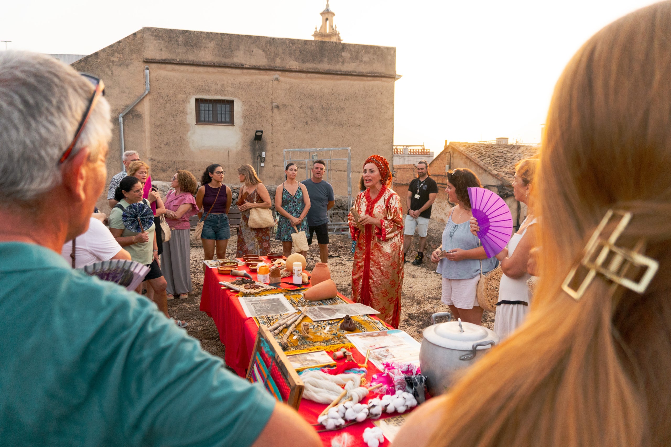 Visitants escolten l'expllicació de la visita teatralitzada | Ajuntament de la Font d'en Carròs<