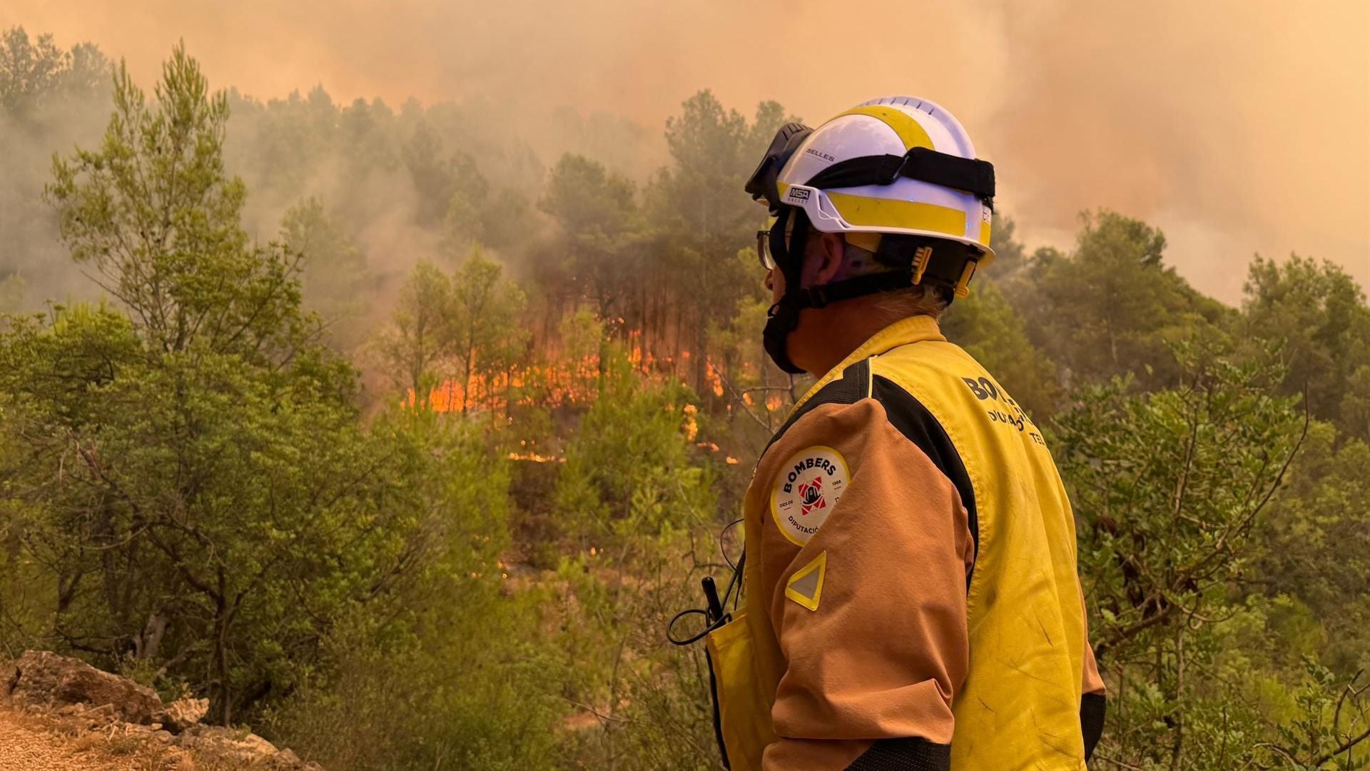 Bomber en la zona de l'incendi de la Plana Baixa | Diputació de Castelló