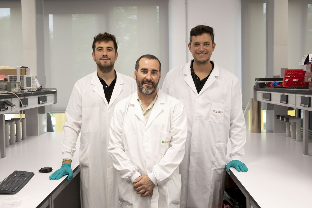 D'esquerra a dreta, Cristiane Kalinke, Antonio Guerrero i Víctor Sans, investigadors de la Universitat Jaume I que han desenvolupat un nou material conductor amb aplicacions en biosensors, electrònica avançada i tecnologies energètiques | UJI