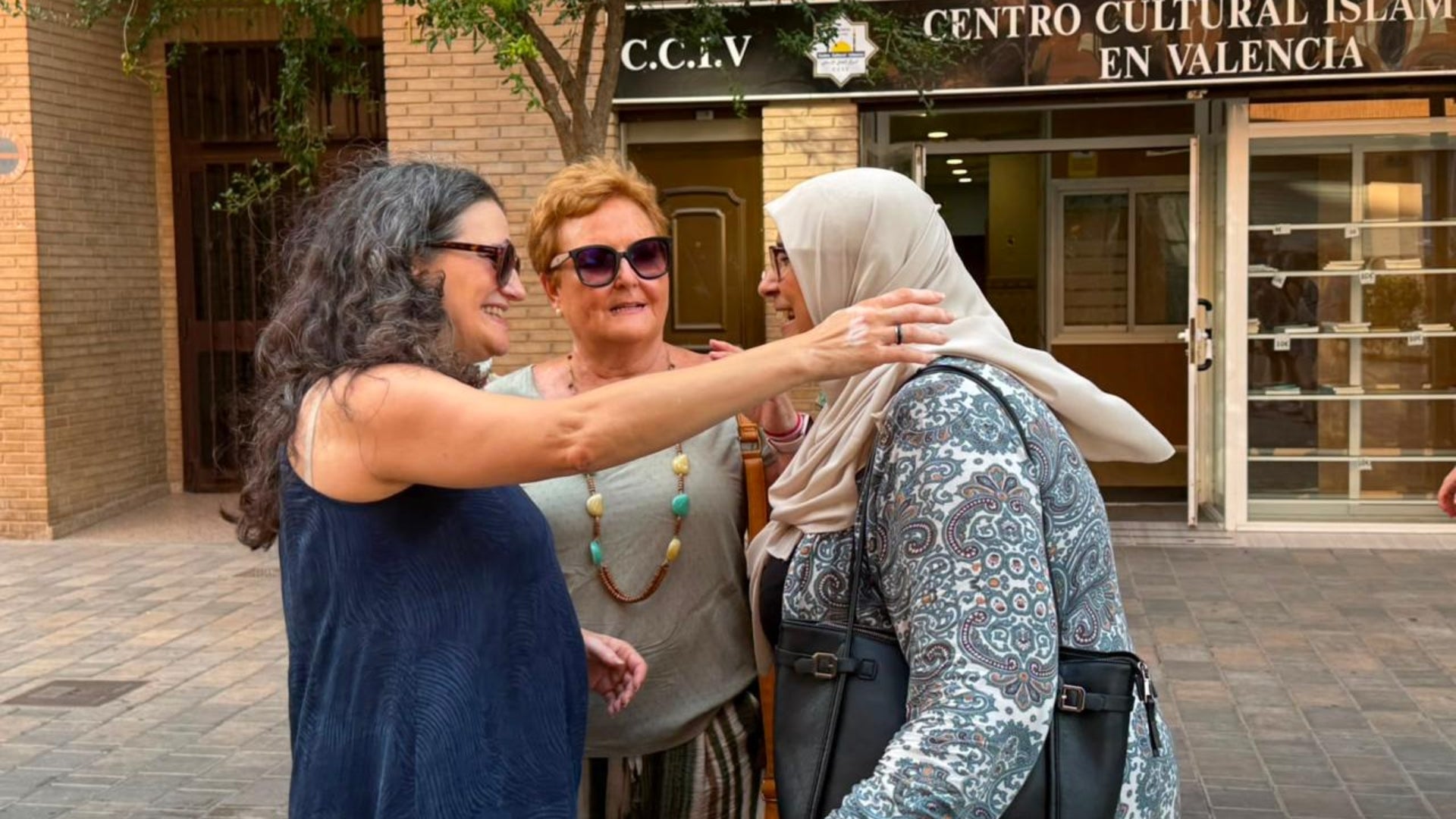 Oltra rep una activista abans de la seua reunió amb entitats | Compromís