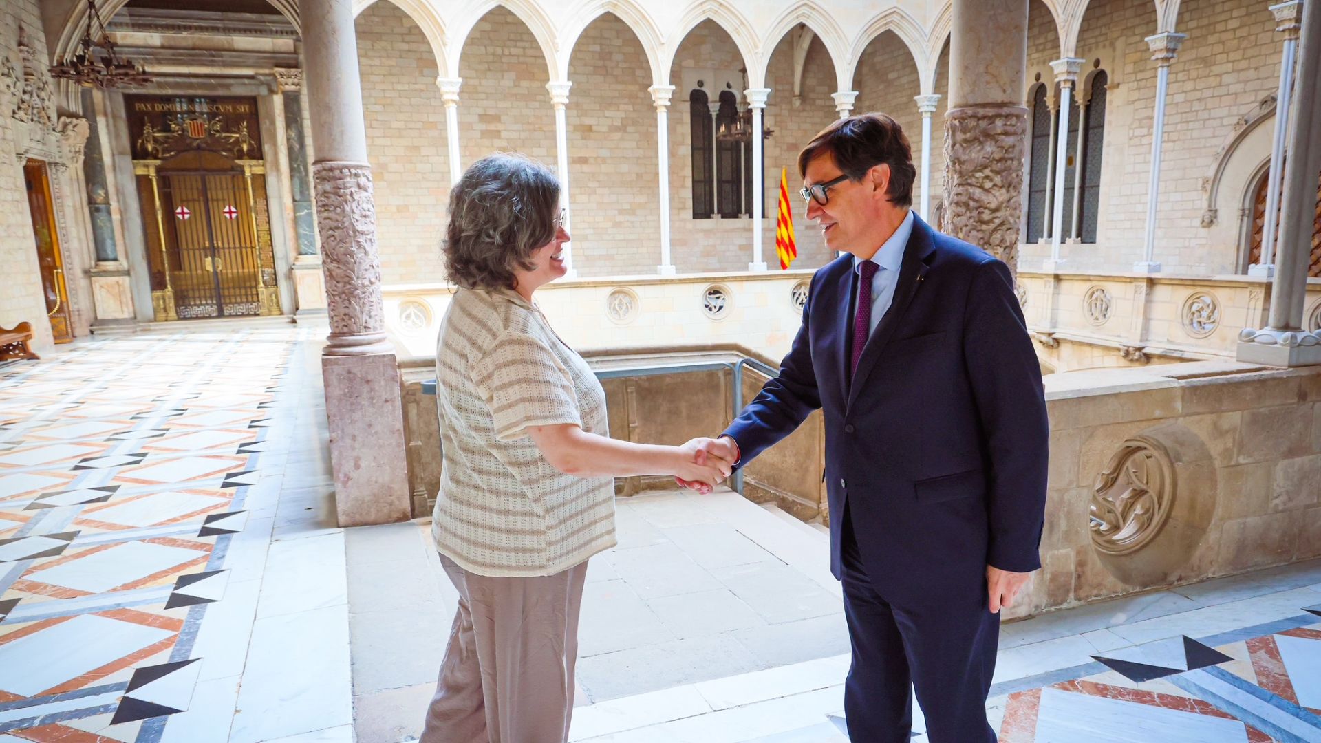 Anna Oliver, presidenta d'ACPV i Salvador Illa, president de la Generalitat de Catalunya | Jordi Bedmar, GC