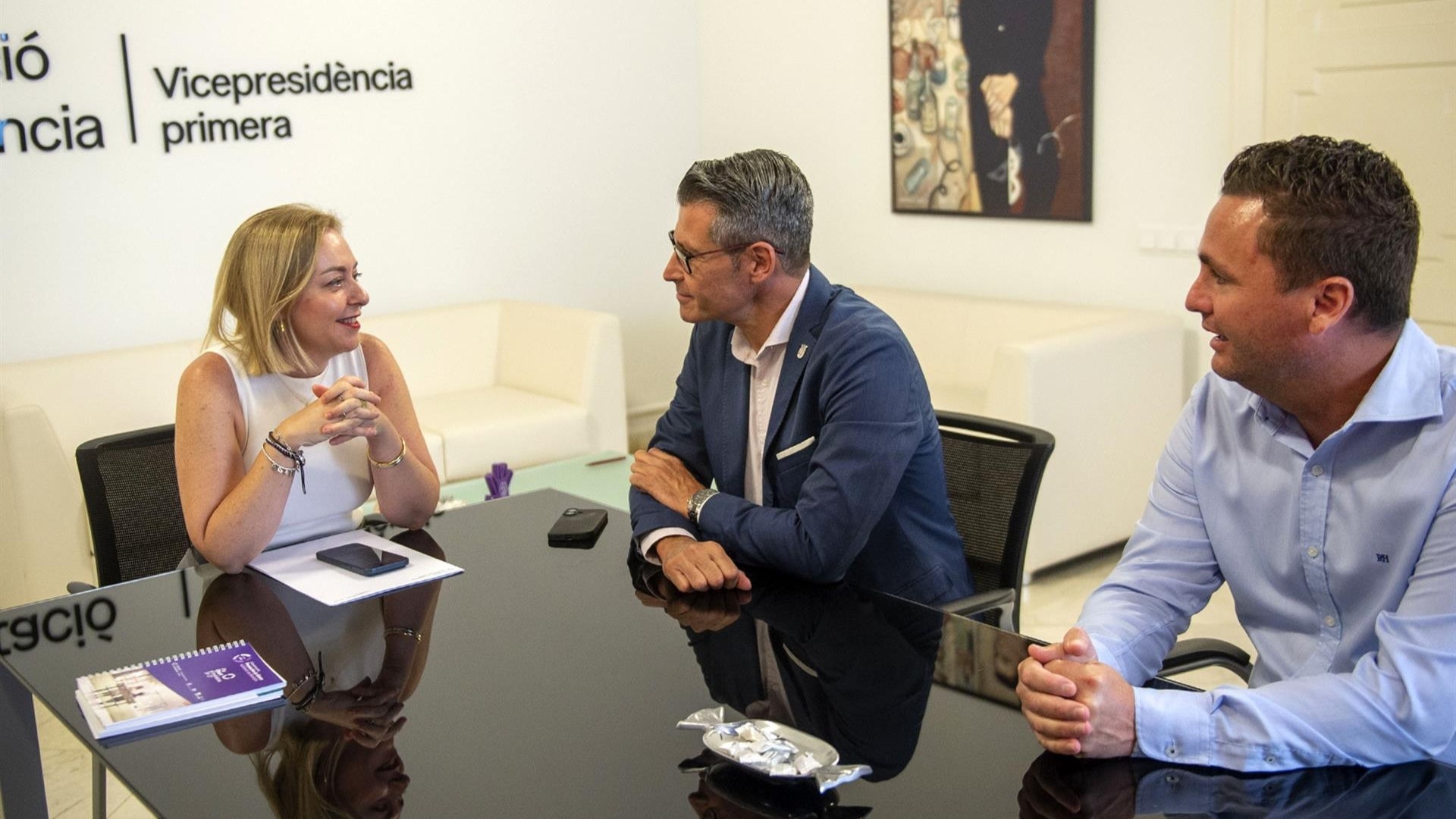 Imatge d'arxiu de la vicepresidenta de la Diputació, Natàlia Enguix (Ens Uneix), i l'alcalde d'Almussafes, Toni González | Raquel Abulaila, Diputació de València