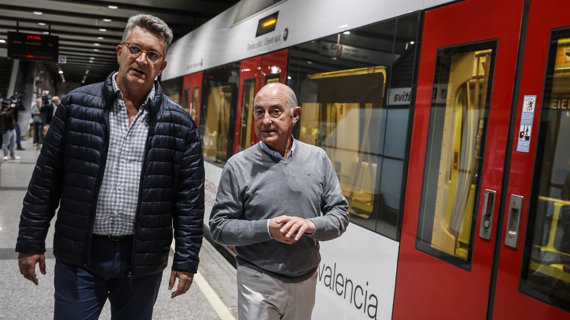 El conseller de Medi Ambient, Infraestructures i Territori, Vicente Martínez Mus (i), durant les proves de circulació per a recuperar les línies de Metrovalencia, en l'estació de metro Xàtiva, a 27 de novembre de 2024, a València | Rober Solsona | Europa Press | Arxiu