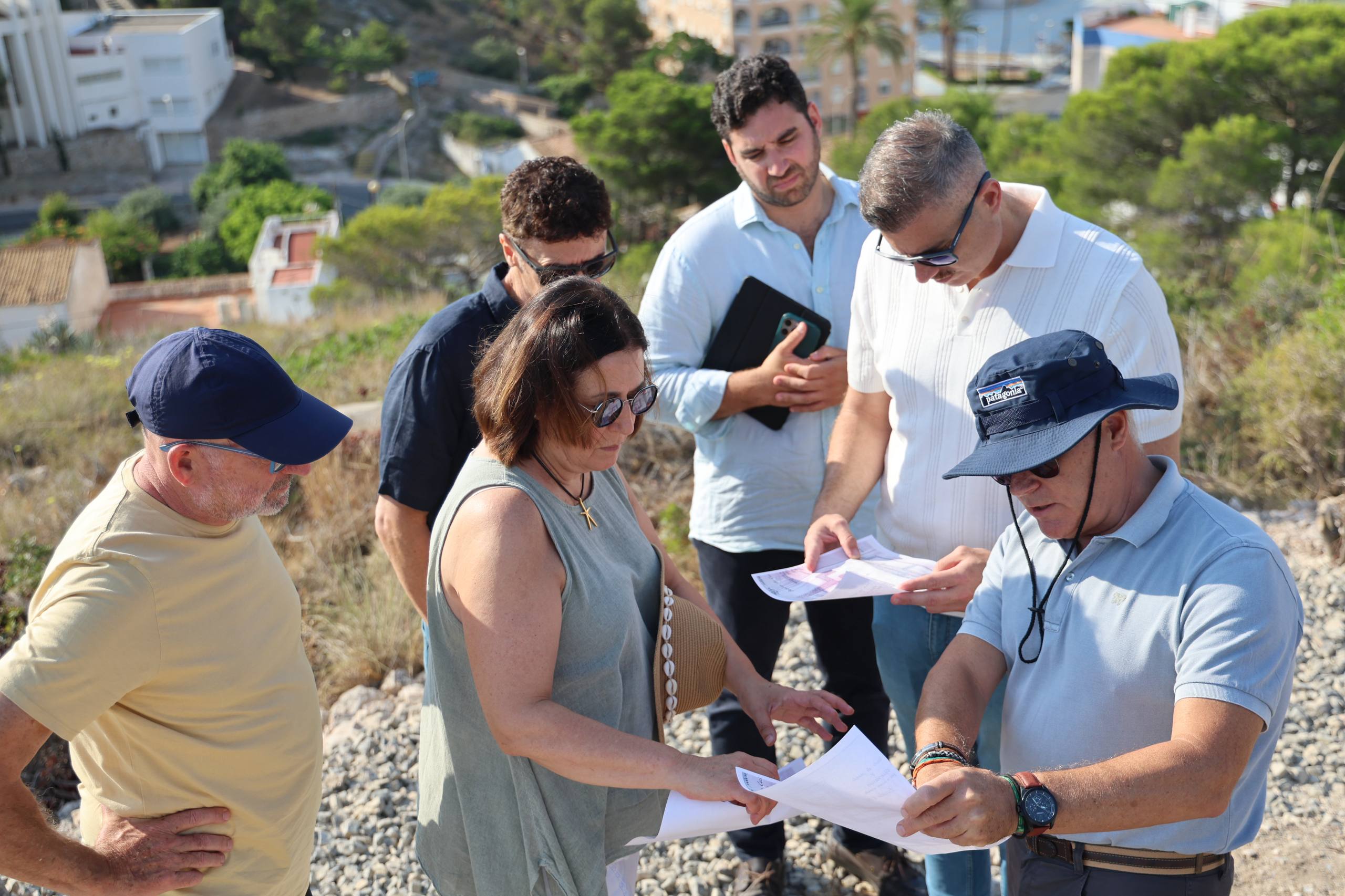 L'alcalde i els tècnics, en la visita al búnquer del far de Cullera.