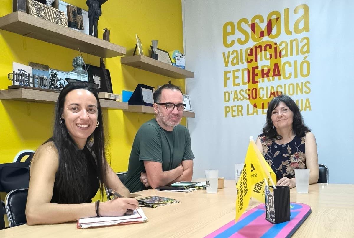 El president d'ERPV, Domènec Garcia; la secretària general, Júlia Andrés, i la presidenta d’Escola Valenciana, Rosanna Martínez.