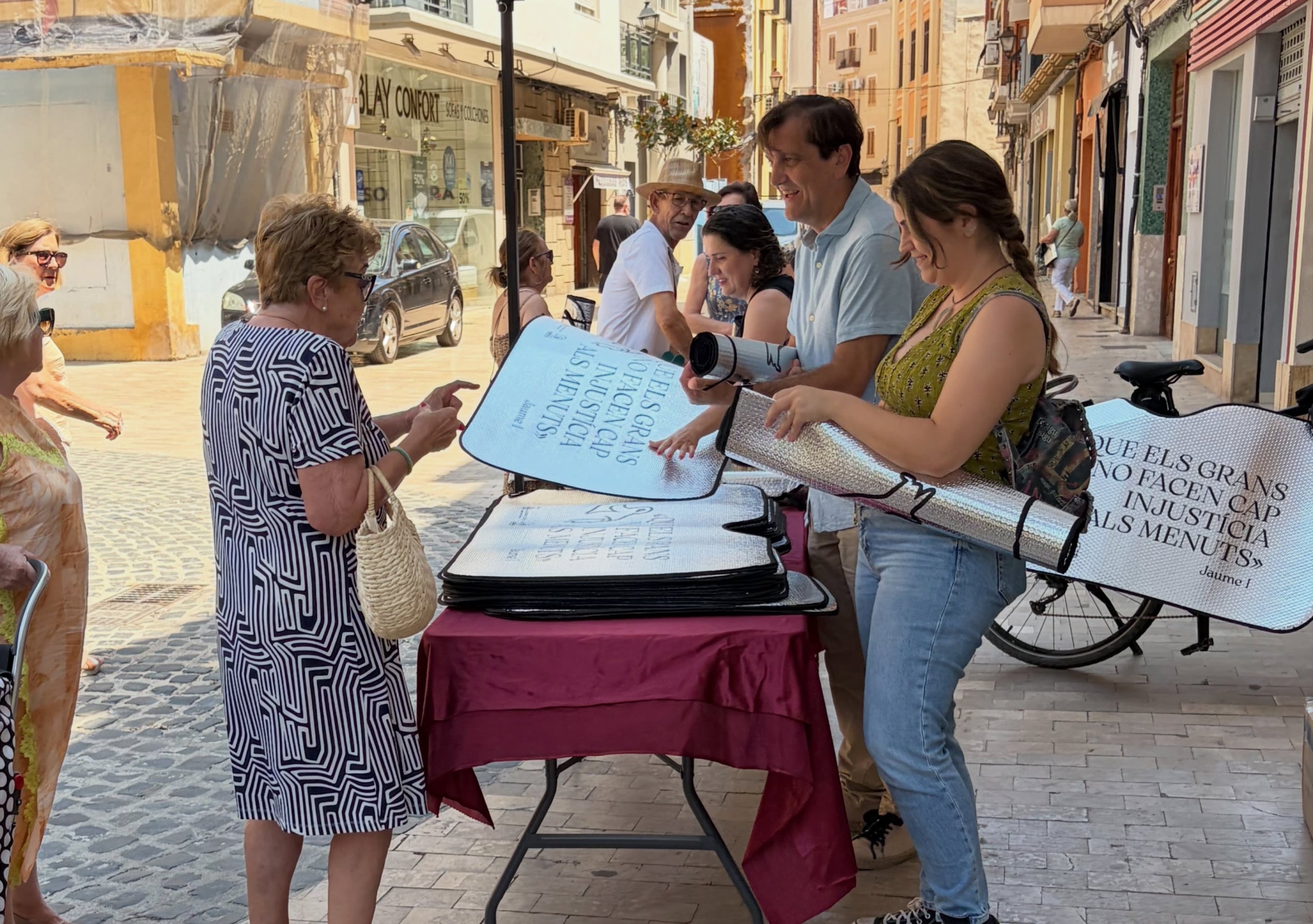 Lliurament de para-sols, amb la participació de l'alcalde d'Alzira.