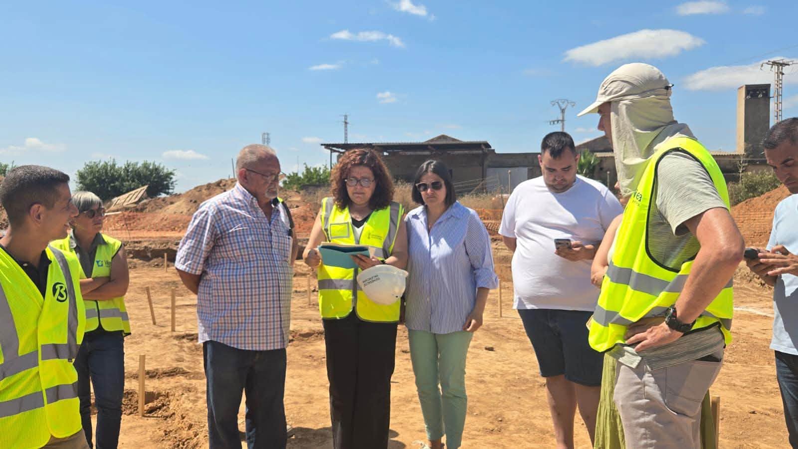 Visita institucional a la troballa arqueològica en el terme de Carlet, dijous.