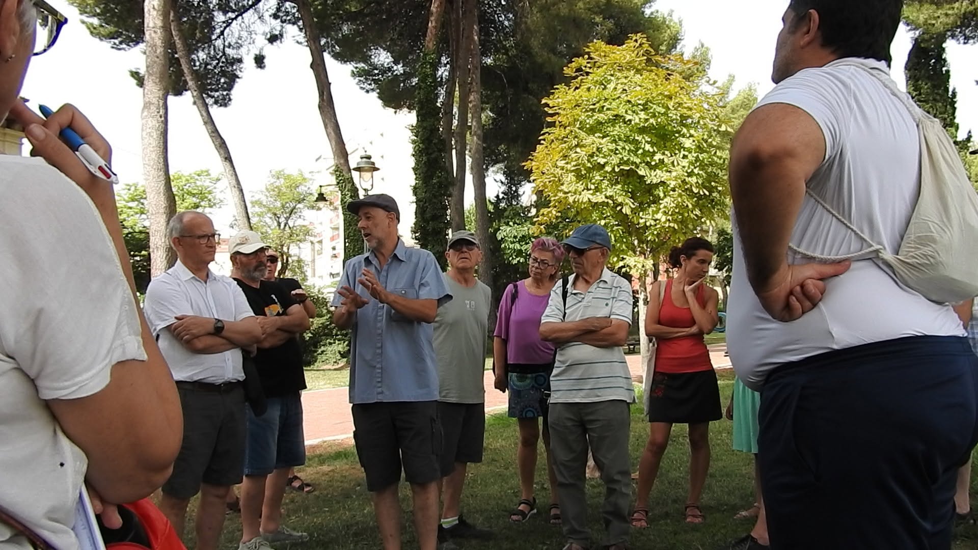 L'expert explica les condicions dels arbres urbans a Alcoi, aquest dissabte.