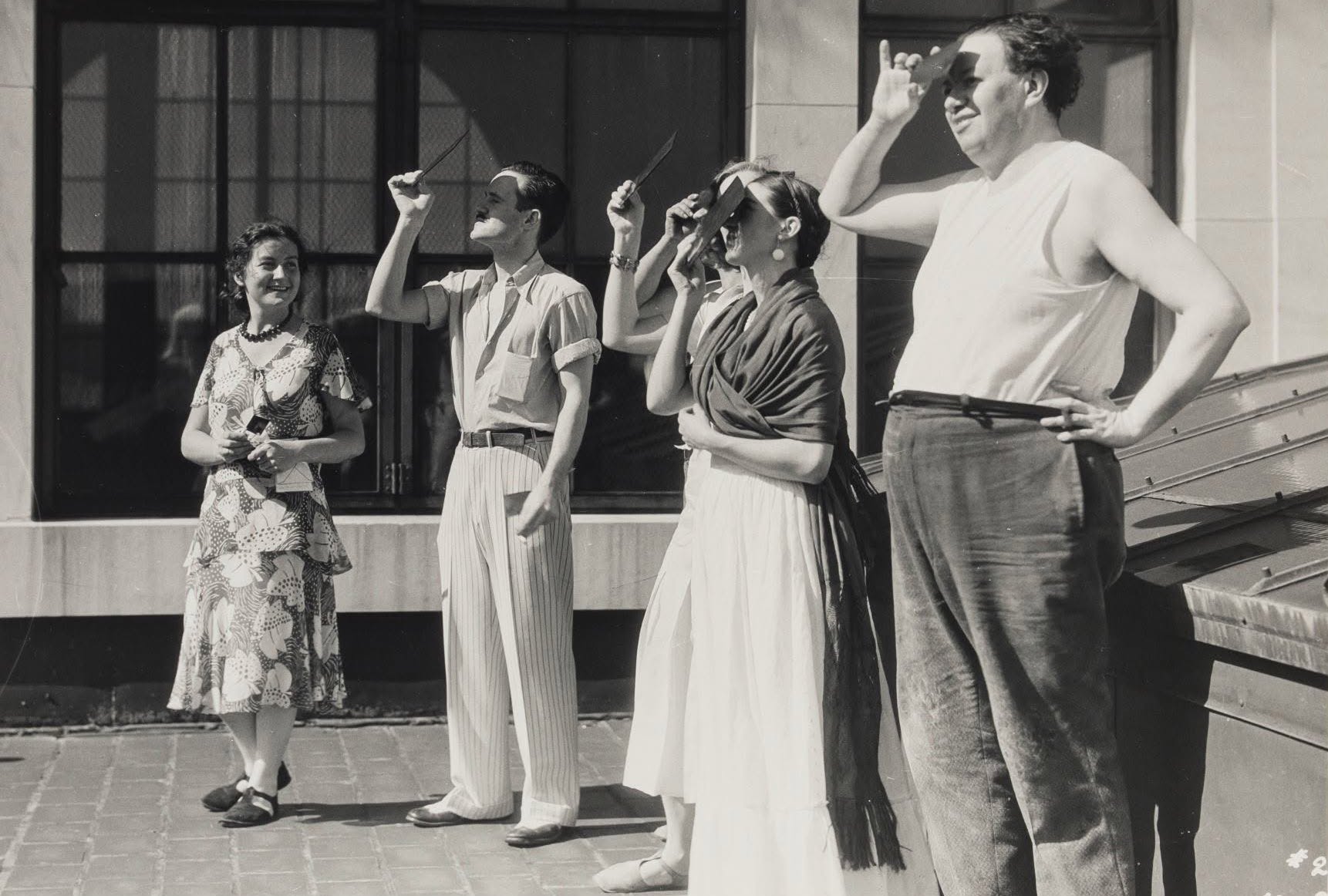 Frida Kahlo i Diego Rivera observant l'eclipsi solar del 1932 a Detroit | DIA