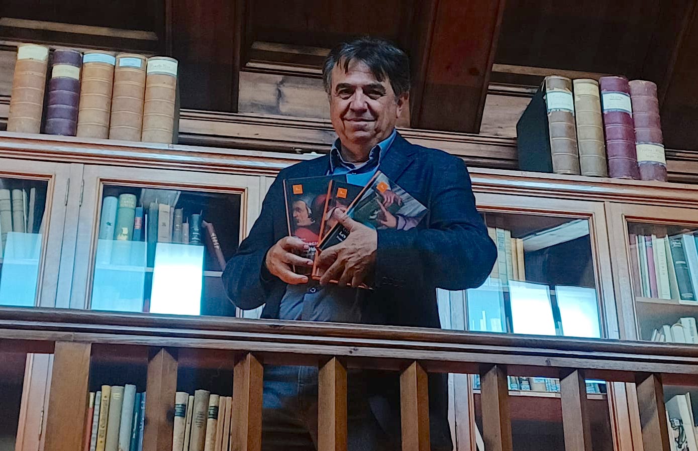 Martí Domínguez subjectant 'Les vides', de Giorgio Vasari | Proa