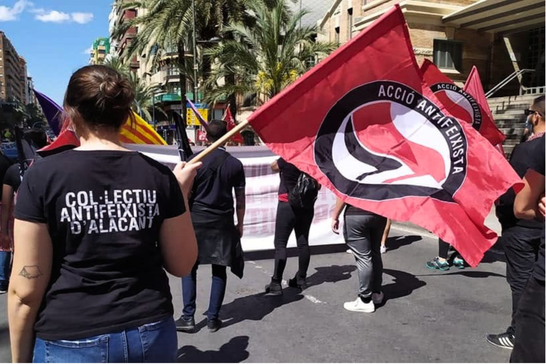 Antifeixistes planten cara als falangistes que han obert un local a Alacant | La Directa