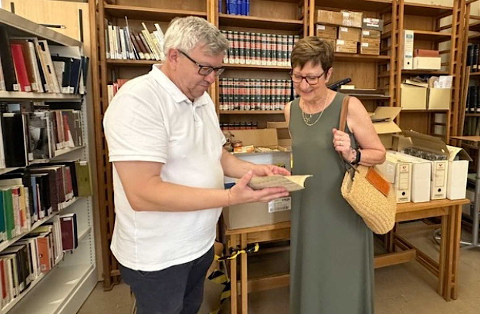 Julia Mira lliura la biblioteca de son pare a l'Ajuntament d'Alcoi. Juliol de 2026.