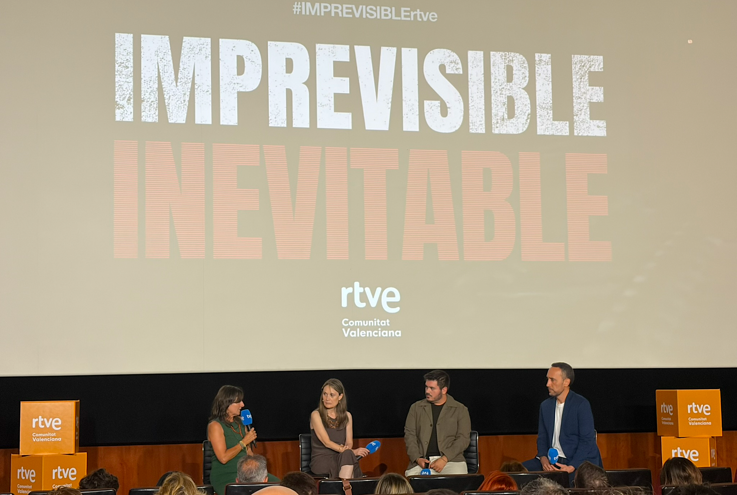 Presentació del documental 'Imprevisible Inevitable, un trajecte del metro a la dana', dels periodistes d’RTVE Sergi Moyano i Enrique Pallás, als Cinemes Lys de València