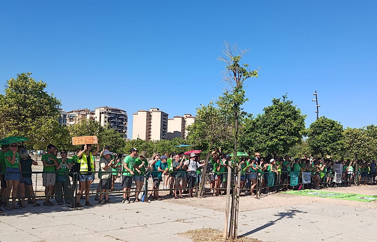 Docents protesten davant d'un acte amb Llorca i Feijóo a Castelló de la Plana