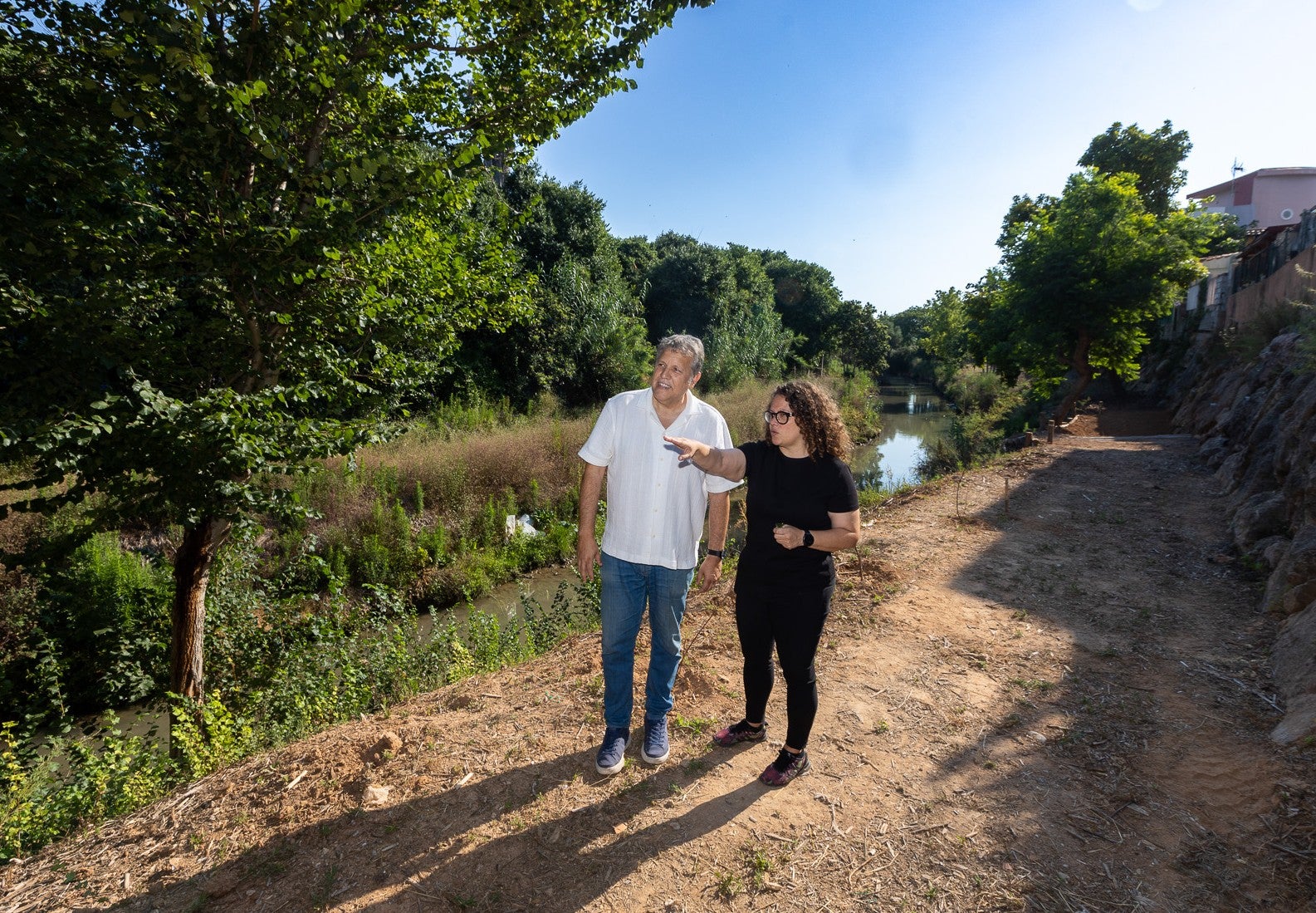 La regidora de Medi Ambient, Alícia Izquierdo, i el director general de Medi Natural, Daniel Muñoz, en el Barranc de Sant Nicolau.